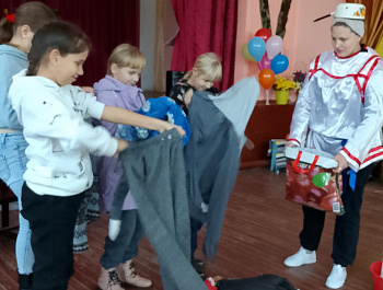 22.10.2025г на базе Большечечуйского СДК прошла игровая программа "Шиворот-на-выворот"