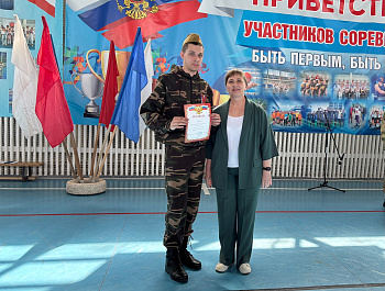 Начальник управления образования администрации района Елена Симонова провела церемонию награждения смотра строя и песни