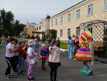 Веселая программа прошла на площадке перед Районным Домом культуры
