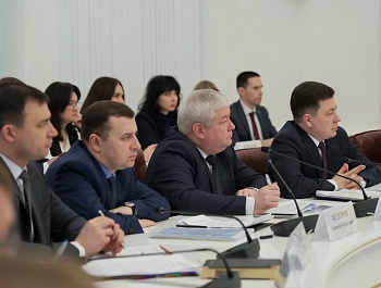 Губернатор Роман Бусаргин провел постоянно действующее совещание с участием зампредов и министров Правительства области, а также глав районов