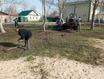 При участии администрации Липовского МО в Тепляковке прошел очередной субботник