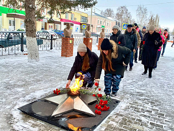 В преддверии Дня защитника Отечества в Базарном Карабулаке прошла церемония возложения цветов