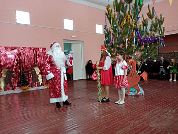 21.12.25г Большечечуйский СДК пригласил  детей и их родителей на новогоднее представление "Баба Яга и молодильное яблоко"