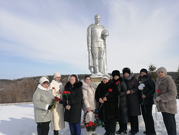 Вчера во всех муниципальных образованиях района сотрудники администраций, учреждений соцсферы, школьники, депутаты приняли участие в церемониях возложения цветов, приуроченных к празднованию Дня защитника Отечества, к памятникам и мемориалам