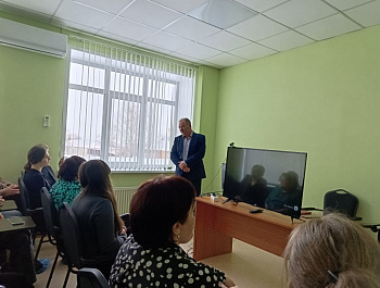 В рамках профориентационной работы медицинской направленности состоялась встреча учащихся 10 и 11 классов школ района, их родителей и представителей образовательных учреждений с главным врачом райбольницы А. В. Анисимовым