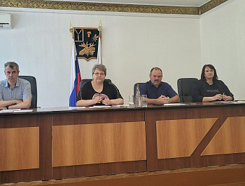 Глава Базарно-Карабулакского района Н.В. Трошина провела постоянно действующее совещание, на котором рассмотрели ряд актуальных вопросов: