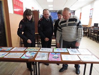 В МО МВД России "Базарно-Карабулакский" прошел конкурс детских рисунков "Мои родители работают в полиции"