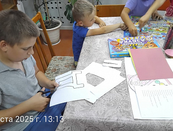 В Ивановском СДК  работники культуры с детьми в летний период провели познавательный час «Дорожный калейдоскоп», посвящённый правилам дорожного движения