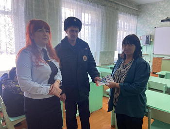 Полицейские провели разъяснительные беседы с населением по профилактике дистанционного мошенничества