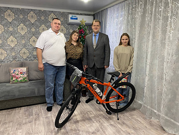Глава Базарно-Карабулакского района Артём Курочкин принял участие в традиционной Всероссийской акции «Ёлка желаний»