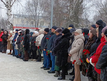 Сегодня десятки карабулакцев, в числе которых были депутаты различного уровня, представители общественных объединений, молодежных организаций, трудовых коллективов райцентра приняли участие в митинге, посвященном Дню памяти о россиянах, исполнявших свой д