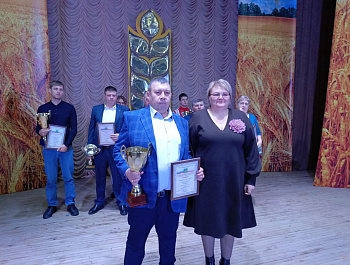 На мероприятии были вручены переходящие кубки главы района за достижение наивысших производственных показателей по итогам 2024 года