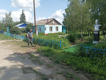 Администрации муниципальных образований района продолжают в ежедневном режиме работу по организации покосов сорной растительности на общественных территориях