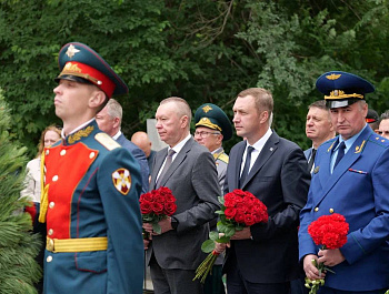 Губернатор Роман Бусаргин 22 июня возложил цветы к монументу «Воин-освободитель» на Воскресенском кладбище