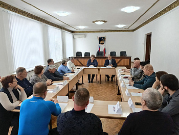 Сегодня в зале заседаний администрации района прошла встреча с предпринимателями, осуществляющими свою деятельность на территории нашего края, на которой обсуждались вопросы неформальной занятости и меры борьбы с этим негативным явлением