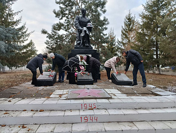 Во всех населённых пунктах Липовского муниципального образования прошли церемонии возложения цветов к памятникам и мемориалам, приуроченные ко Дню Героев Отечества