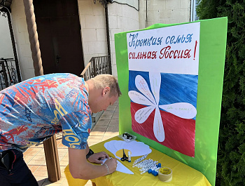 В рамках проведения мероприятий, посвящённых Дню семьи, любви и верности, культорганизатор РДК Карина Березина провела акцию «Семейные пожелания»