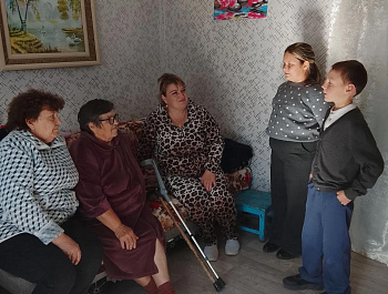 Заместитель главы администрации Старожуковского муниципального образования Светлана Осипова навестила представителей старшего поколения села Стригай
