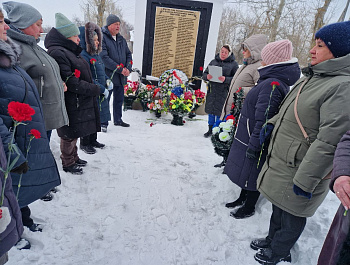 Вчера во всех муниципальных образованиях района сотрудники администраций, учреждений соцсферы, школьники, депутаты приняли участие в церемониях возложения цветов, приуроченных к празднованию Дня защитника Отечества, к памятникам и мемориалам
