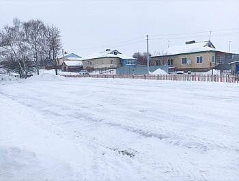 Рабочий день сотрудников сельской администрации сегодня начался с организации работ по очистке снега около организации соц. сферы,  памятников и остановочных павильонов