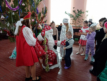 21.12.25г Большечечуйский СДК пригласил  детей и их родителей на новогоднее представление "Баба Яга и молодильное яблоко"