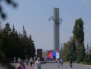 В Парке Победы на Соколовой горе Саратова прошло торжественное мероприятие, посвященное Дню Государственного флага