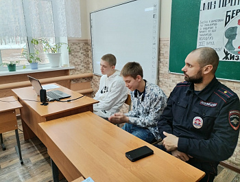 В  рамках операции «Чистое поколение» сотрудники полиции провели профилактические занятия со школьниками