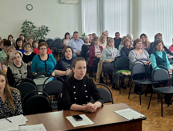 В зале заседаний администрации района прошло рабочее совещание руководителей образовательных учреждений под председательством первого заместителя главы администрации Базарно-Карабулакского района Ю.В. Евдокимовой