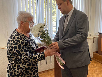 Глава района А. Д. Курочкин на прошедшем сегодня заседании постоянно действующего совещания вручил государственную награду