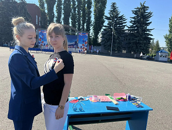В преддверии Дня России, культорганизатор РДК Карина Березина провела акцию по раздаче ленточек, которые по цветовой гамме аналогичны флагу России