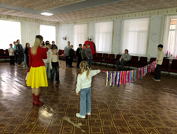 культорганизатор РДК Карина Берёзина провела с обучающимися начальных классов СОШ №2 познавательно - игровую программу «Яблочко»