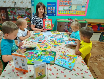 «Книжный карнавал»                                                                                                                                  Заседание клуба по интересам «Растем вместе с книгой»