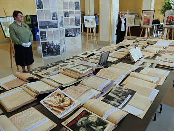 В преддверии Дня Победы в фойе Правительства региона прошла выставка «Саратовская область в годы Великой Отечественной войны»