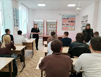 Инспектор по делам несовершеннолетних напомнила студентам техникума о важности ведения здорового образа жизни
