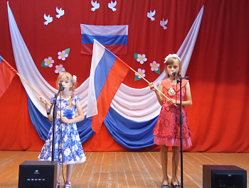 20.08.21   г. в  Большегусихинском СДК состоялся праздничный концерт посвящённый Дню Российскому Флагу " Флаг России - гордость наша