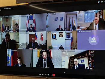 Губернатор Роман Бусаргин провел рабочее совещание по благоустройству территорий вдоль региональных дорог в Саратове