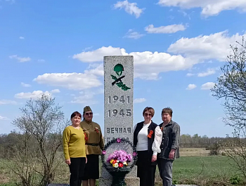 Глава администрации Липовского муниципального образования Ольга Быкова возложила цветы к воинским мемориалам