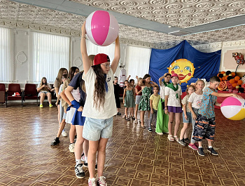 Культорганизатор Карина Березина провела развлекательно-игровую программу «Семицветик дружбы» для детей 3-й смены