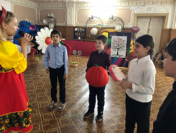 культорганизатор РДК Карина Березина провела познавательно-игровую программу «Народные забавы»