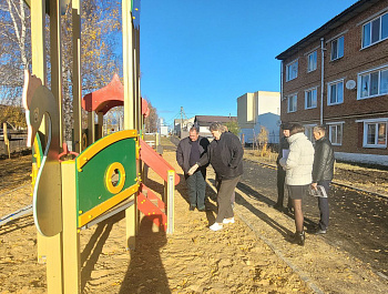 Сегодня глава района Н.В. Трошина совместно  со специалистами отдела по архитектуре и строительству администрации района, подрядной организацией, строительным контролем посетили детские площадки