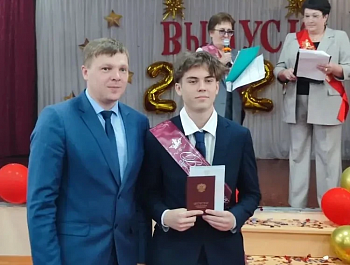 Глава района Андрей Кушнарёв поздравил выпускников Хватовской школы 