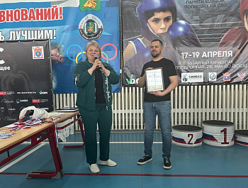 Глава Базарно-Карабулакского района Н. В. Трошина наградила победителей турнира по боксу