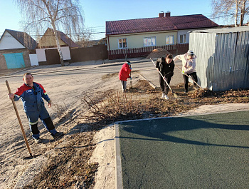 Администрация Базарно-Карабулакского района выражает благодарность жителям микрорайона Выруха, которые по собственной инициативе организовали уборку детской площадки и прилегающей к ней территории