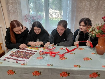 В преддверии  Дня молодёжи  на базе Сухокарабулакского СДК прошёл мастер класс  по изготовлению  мордовской  куклы "Столбушки"