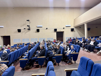 Сегодня в РДК «Народный коллектив» театр кукол «Петрушка» представил премьеру спектакля «Расскажи мне, колокол»