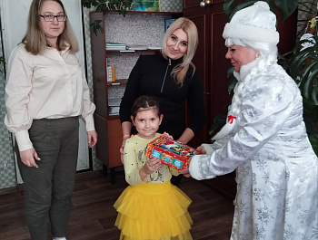 Заместитель главы администрации Максимовского муниципального  образования Н.А. Лопатникова вместе со снегурочкой поздравили многодетные и малоимущие семьи из с. Сухой Карабулак с  наступающим новым годом.