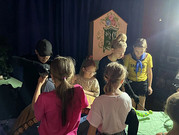 Сегодня Районный дом культуры распахнул свои двери для детей о/к «Ласточка», которых мы пригласили на увлекательную экскурсию «Волшебный мир театра»