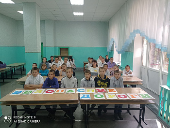 Сотрудники Госавтоинспекции в рамках Всероссийского месячника «Уступи дорогу поездам» провели в ГБОУ СО «Школа-интернат для обучающихся по адаптированным образовательным программам р.п. Базарный Карабулак» профилактическую беседу