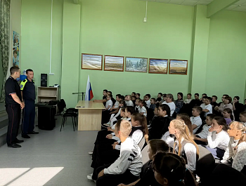 Сотрудники Госавтоинспекции в рамках акции «Внимание, летние каникулы!» проводят профилактические беседы