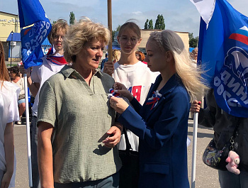 В рамках празднования Дня России, культорганизатор РДК Карина Березина провела акцию по раздаче ленточек, которые по цветовой гамме аналогичны флагу России